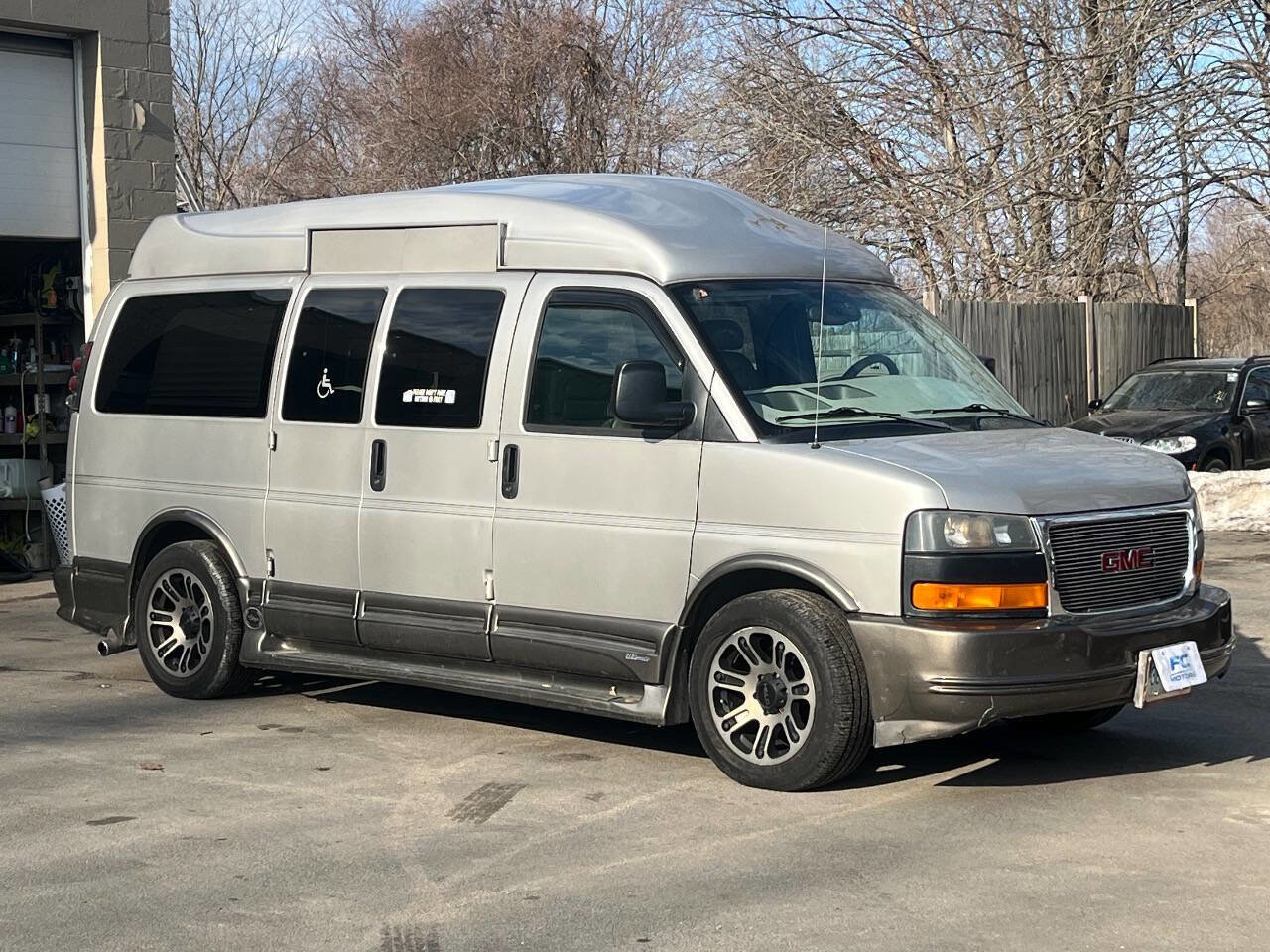 Used 2005 GMC Savana 1500 w/ Preferred Equipment Group image 3