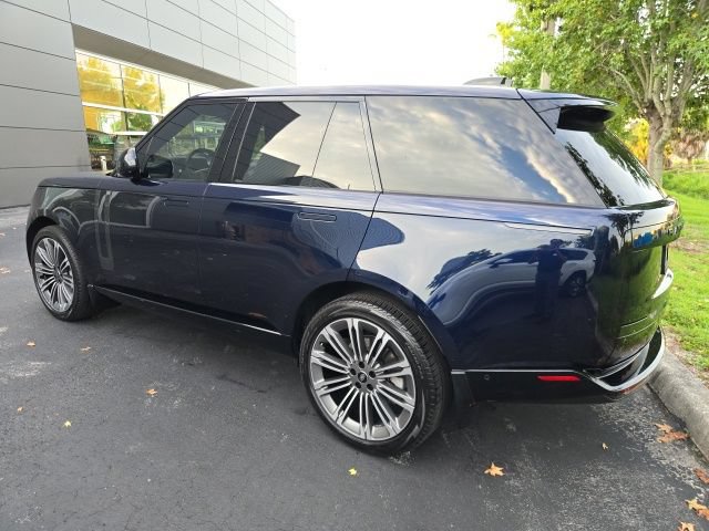 Used 2023 Land Rover Range Rover SE AWD/4WD image 3