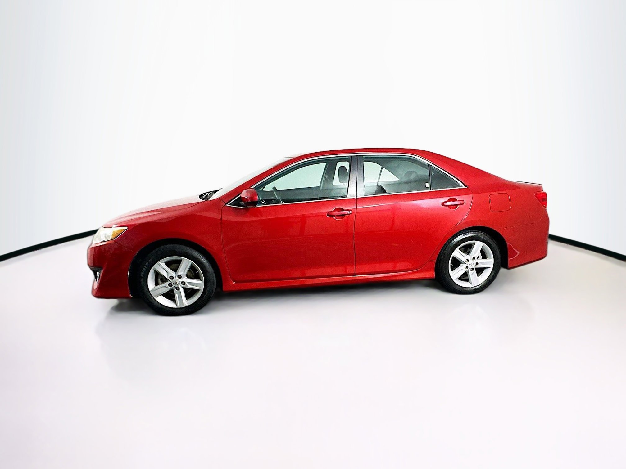 Used 2013 Toyota Camry L image 4