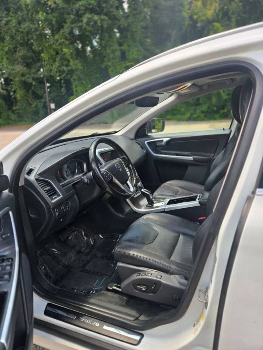 Used 2016 Volvo XC60 T6 AWD/4WD image 9