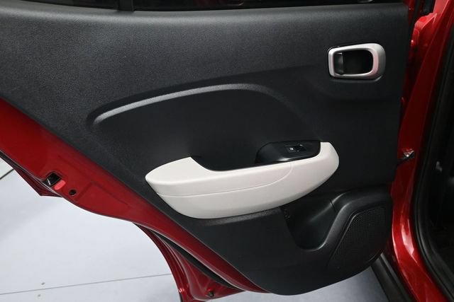 Used 2024 Hyundai Venue SEL FWD image 12