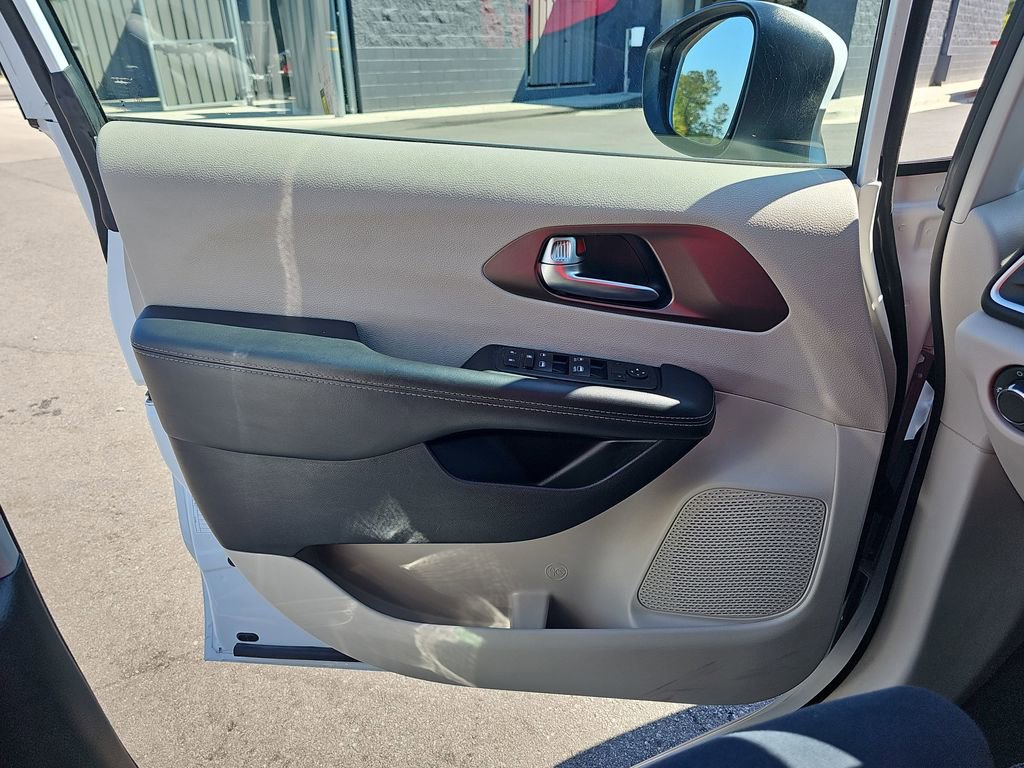 Used 2023 Chrysler Voyager LX image 31