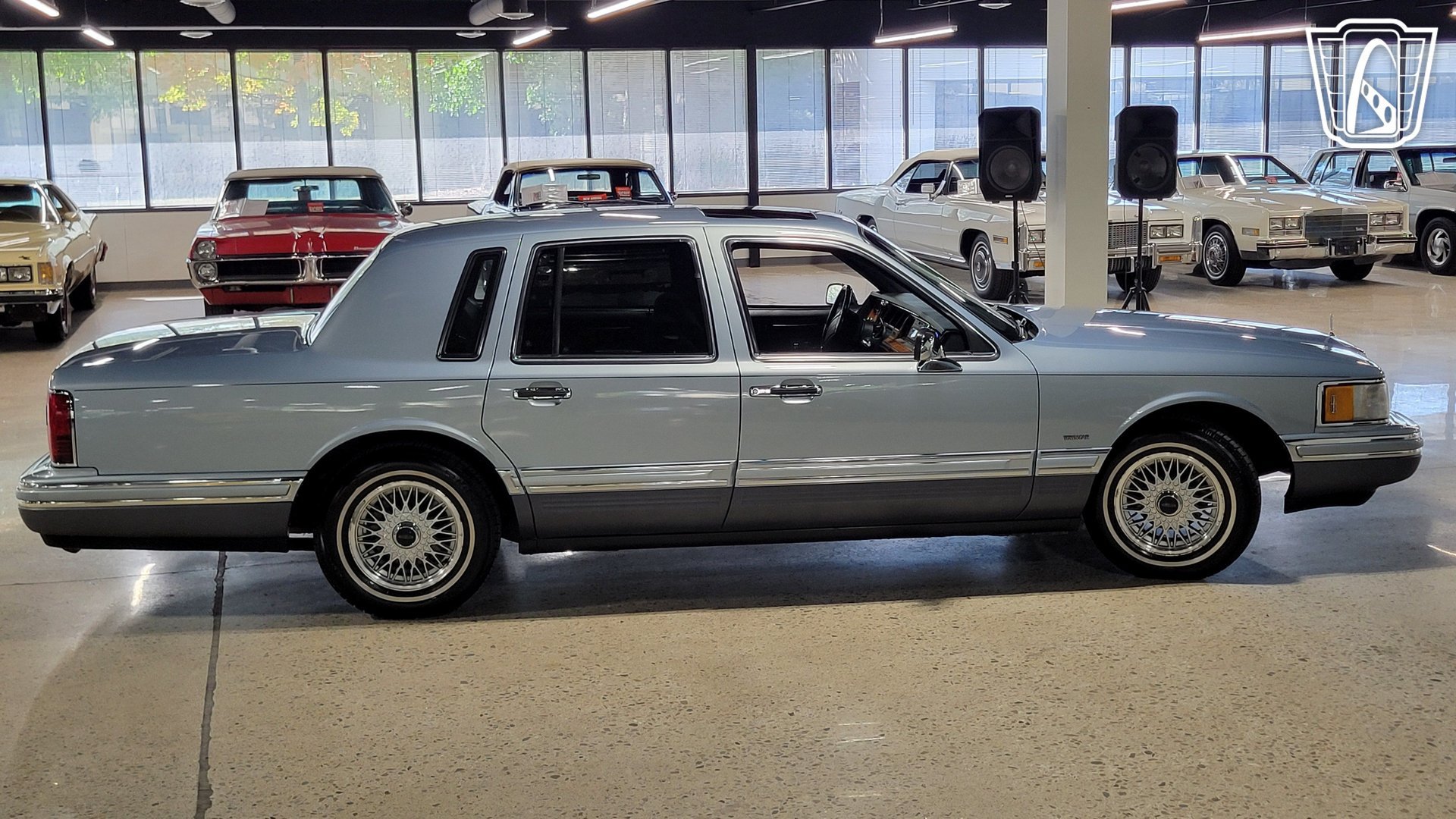 Used 1993 Lincoln Town Car Signature RWD image 38