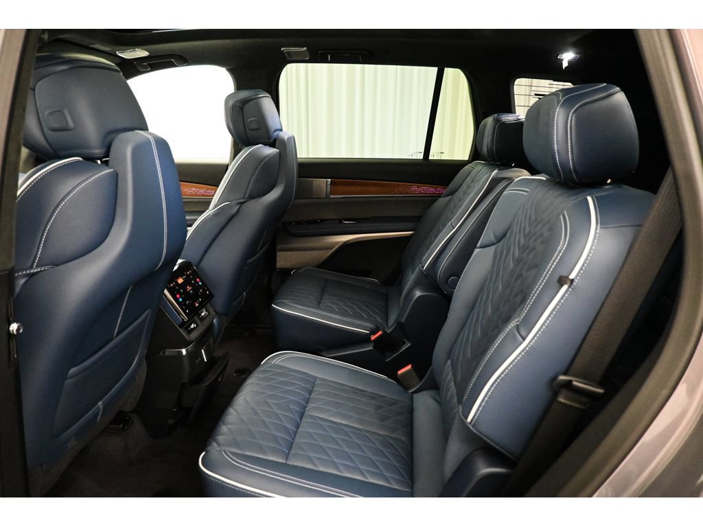 New 2026 Cadillac Vistiq Premium Luxury AWD/4WD image 14