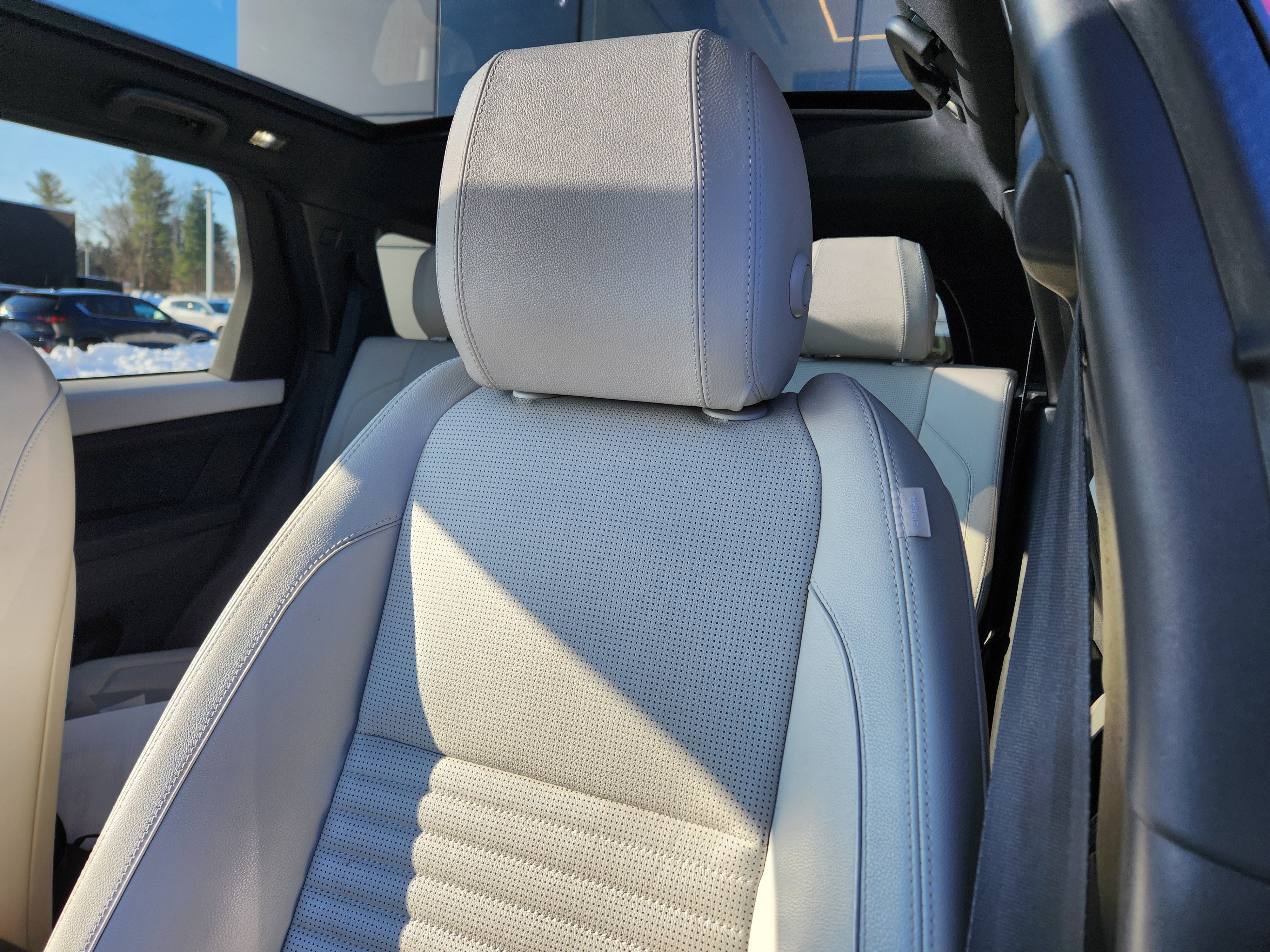 Used 2020 Land Rover Discovery Sport SE image 11