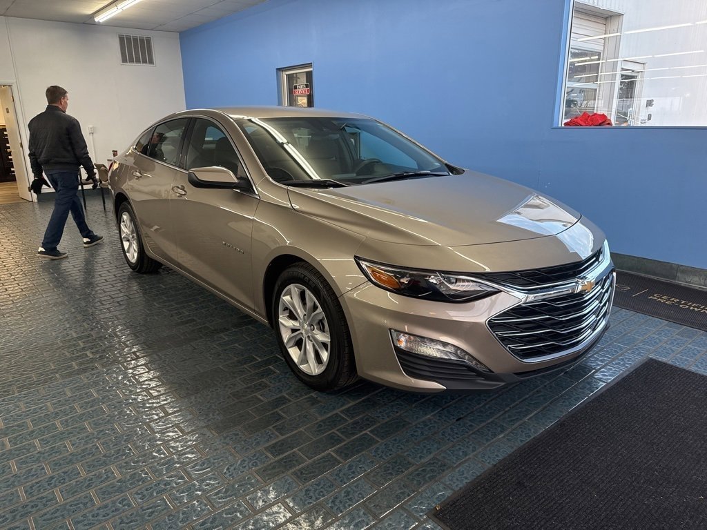 Used 2025 Chevrolet Malibu LT image 2