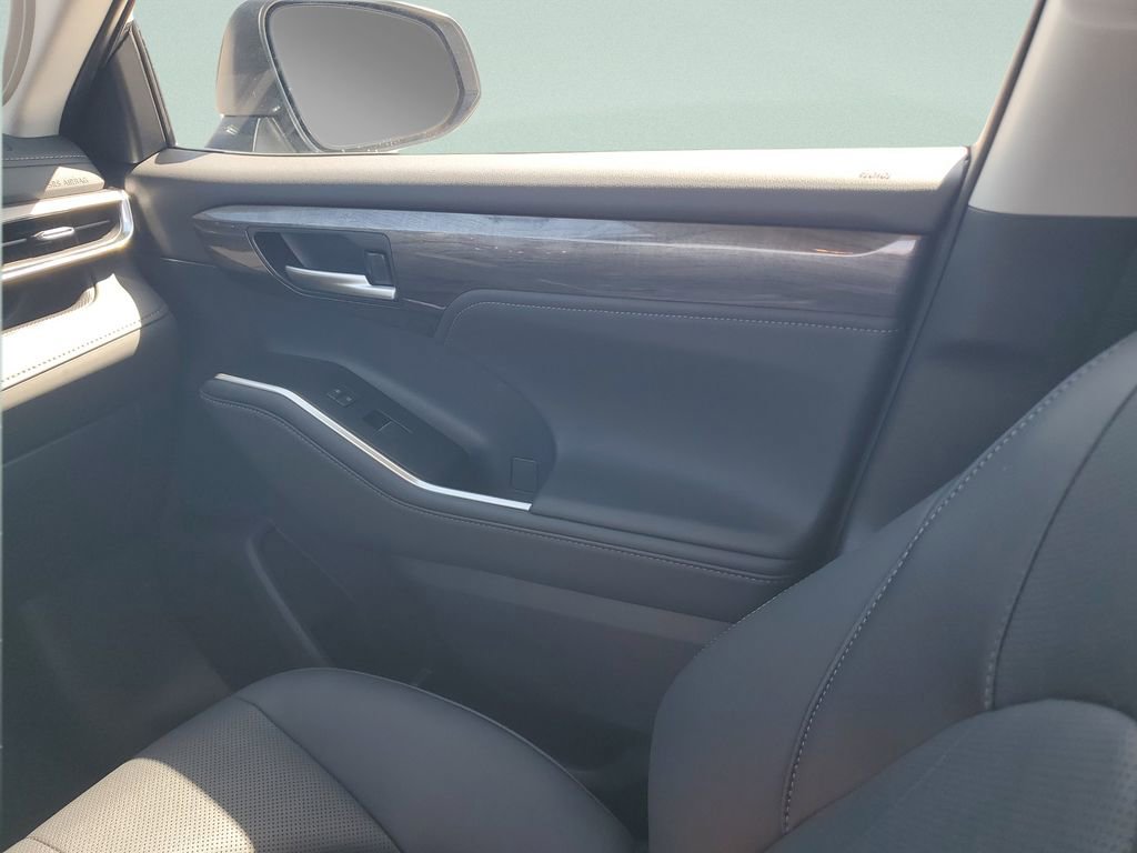 Used 2025 Toyota Highlander Limited image 24