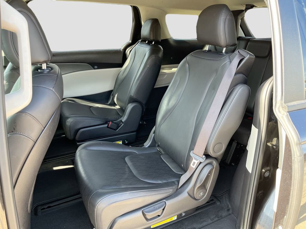 Certified 2024 Kia Carnival LX image 24