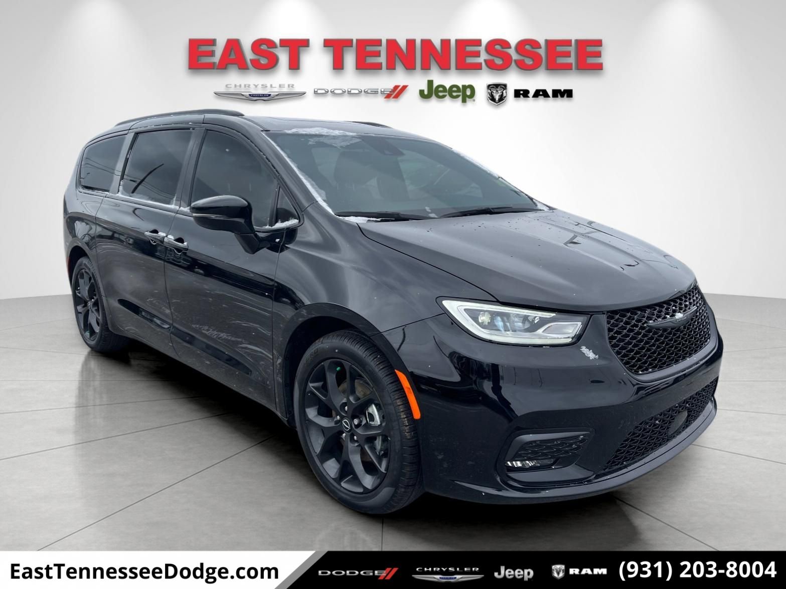 New 2026 Chrysler Pacifica Limited w/ Uconnect Theater Family Group