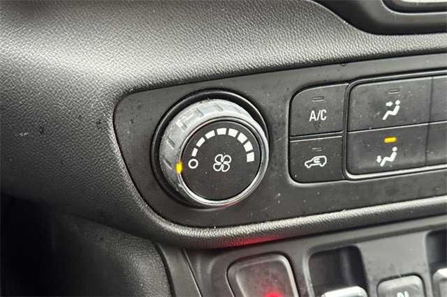 Used 2020 GMC Terrain SLE w/ Elevation Edition image 29