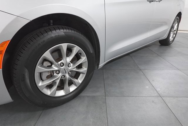 Used 2024 Chrysler Pacifica Touring-L image 28
