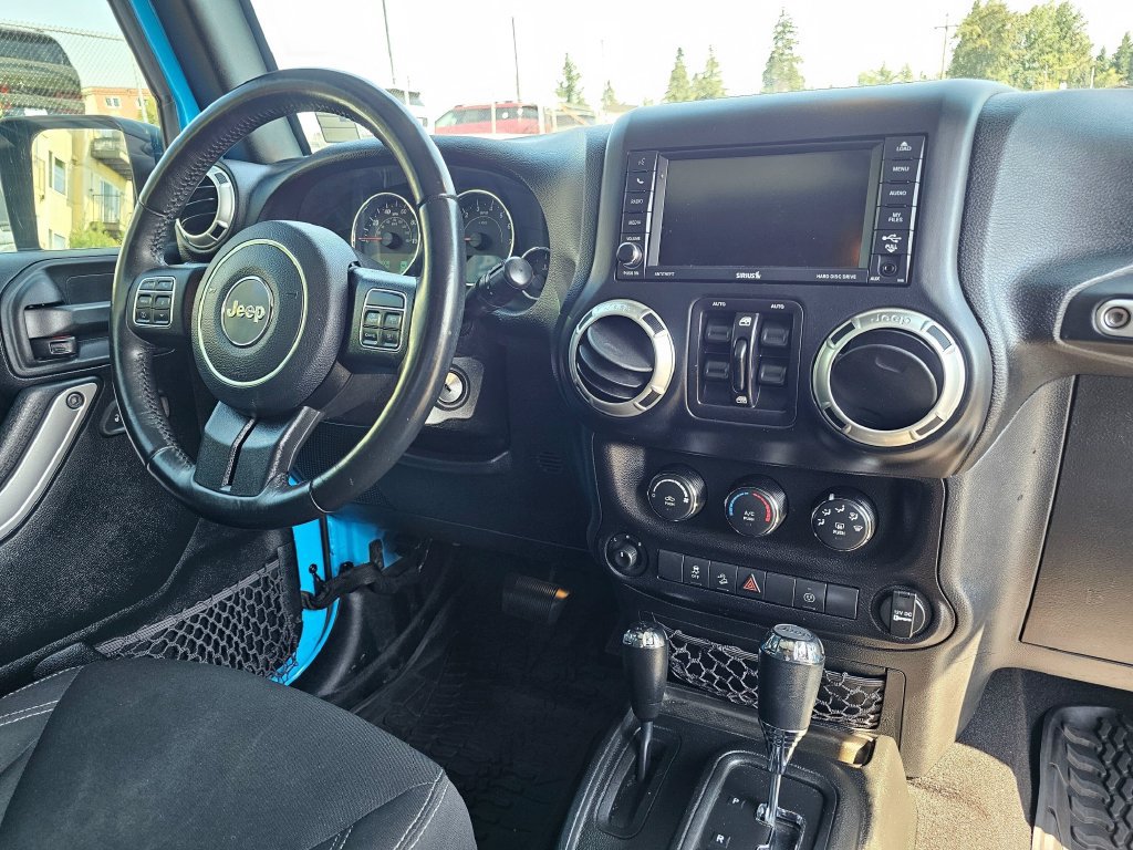 Used 2017 Jeep Wrangler Unlimited Rubicon w/ Connectivity Group AWD/4WD image 12