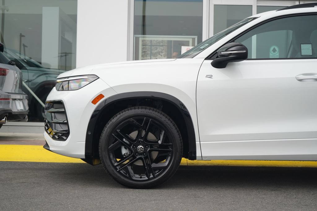 New 2026 Volkswagen Tiguan SE R-Line FWD image 2