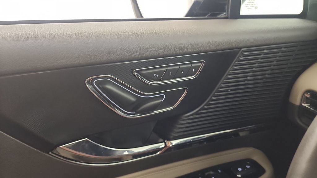 Used 2022 Lincoln Corsair AWD w/ Equipment Group 101A image 21