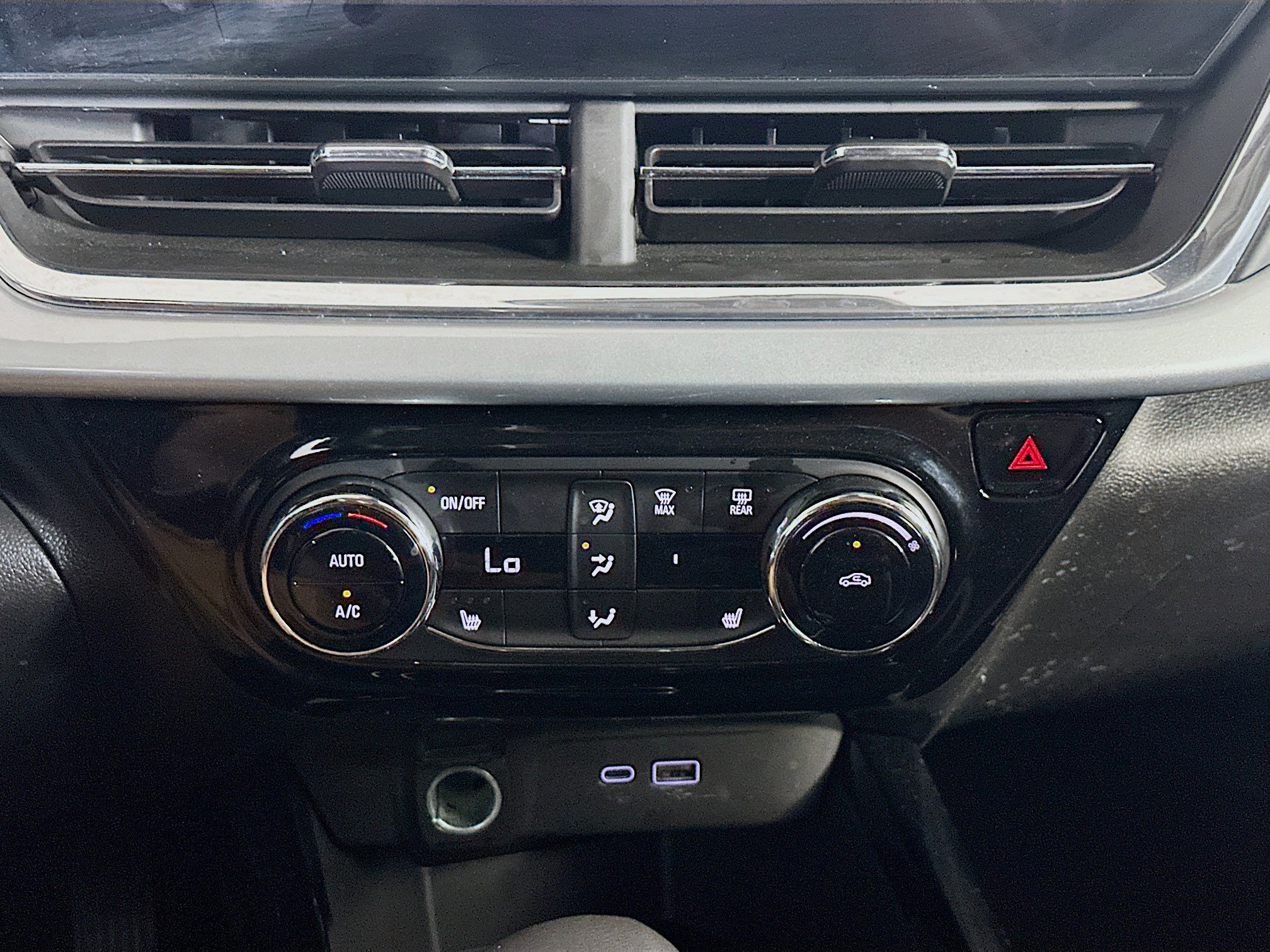 Used 2025 Chevrolet Trax LT w/ LT Convenience Package image 23