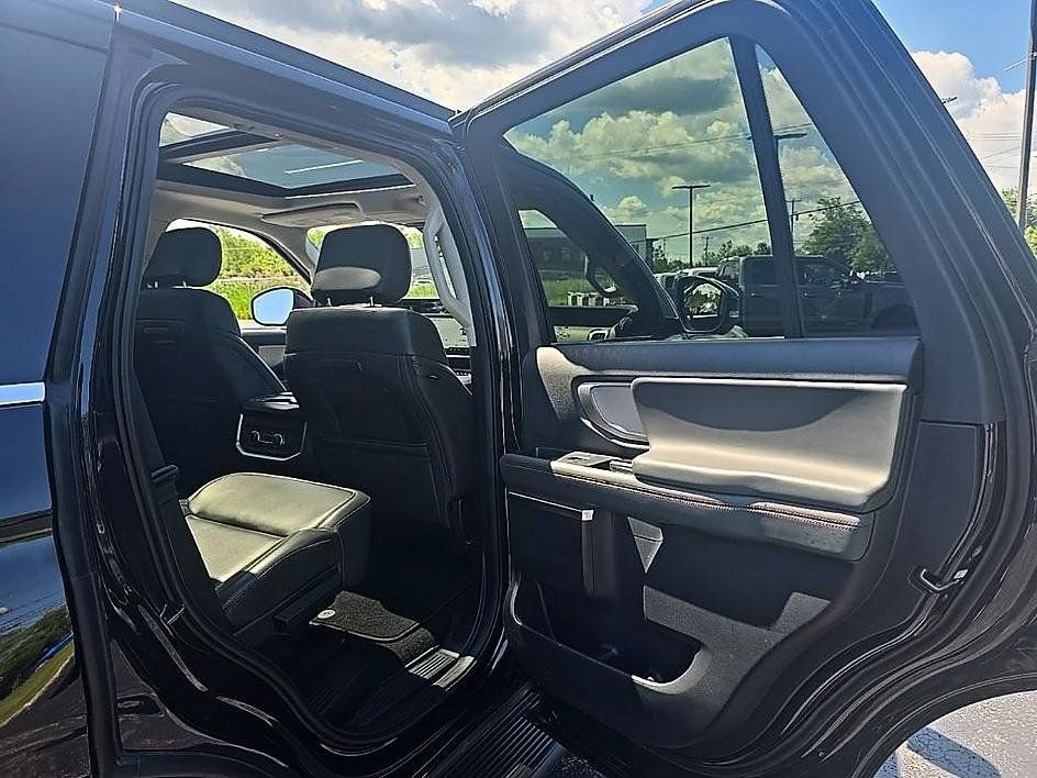 Used 2025 Ford Expedition Active AWD/4WD image 41