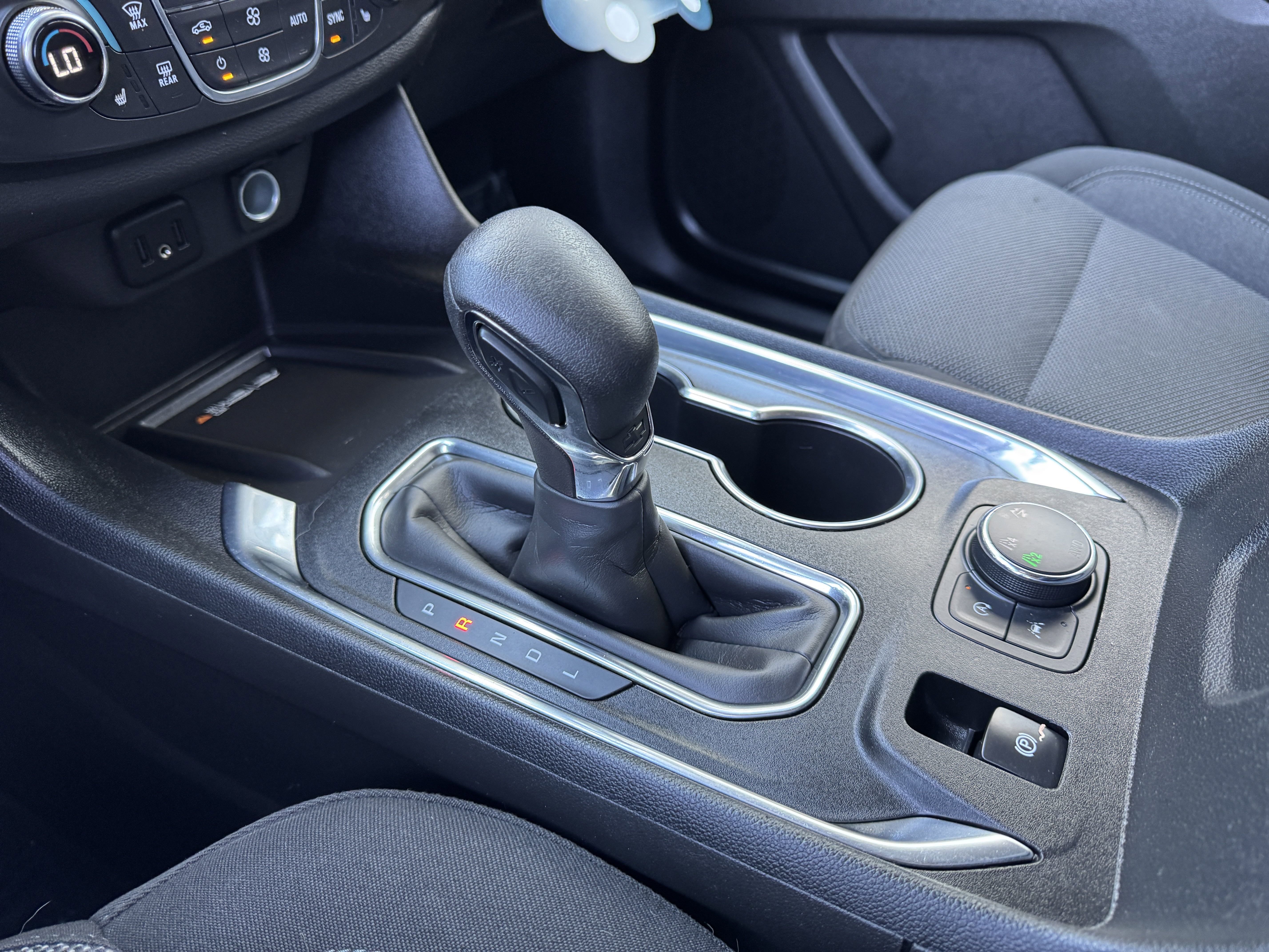 Used 2023 Chevrolet Traverse LT w/ Rear Camera Mirror Package image 25