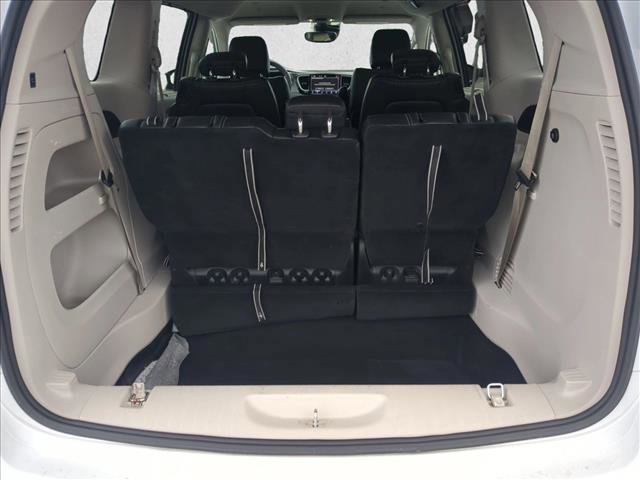 Used 2023 Chrysler Pacifica Touring-L image 6