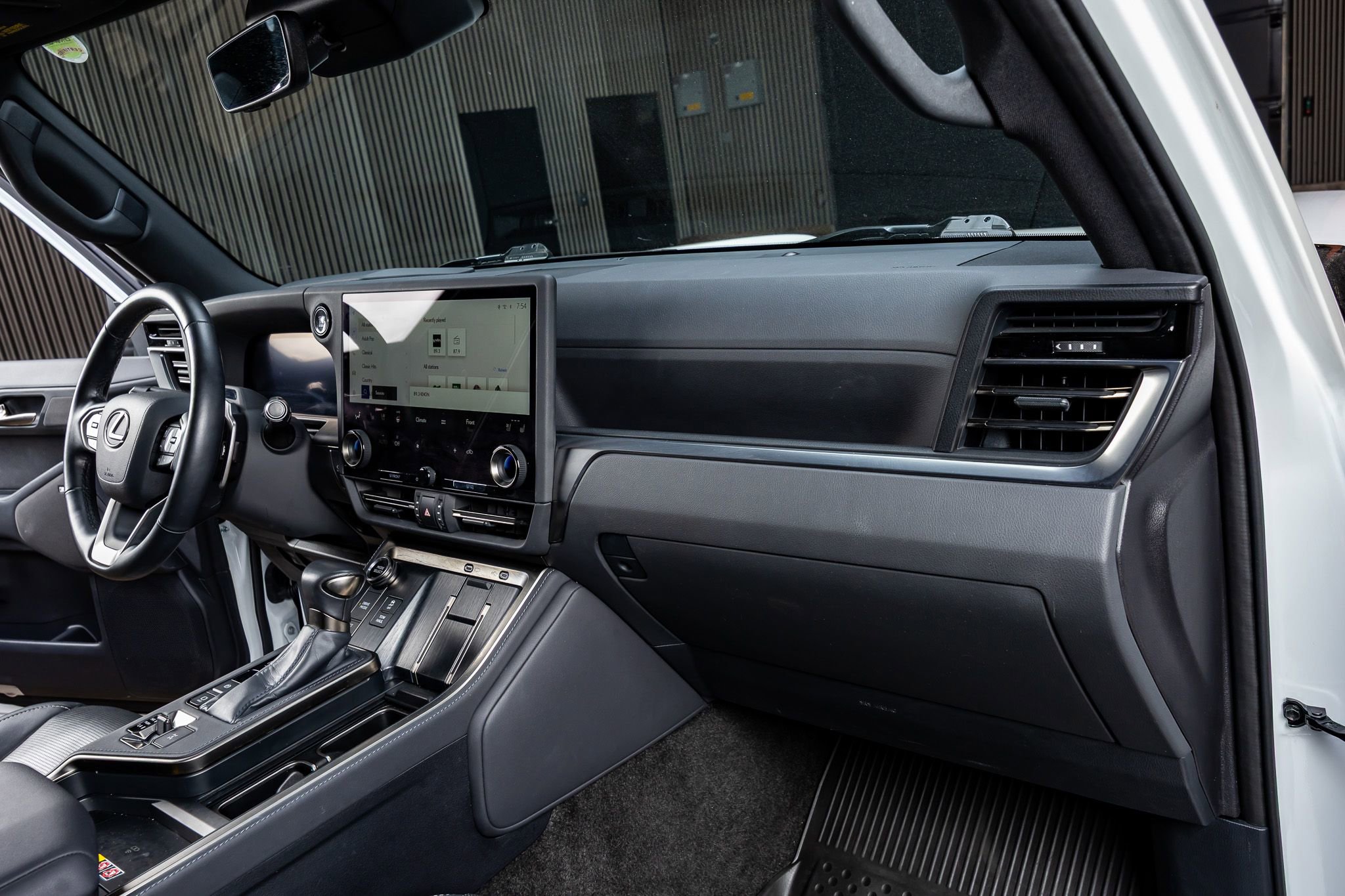 Used 2024 Lexus GX 550 w/ Accessory Package (2T) AWD/4WD image 18