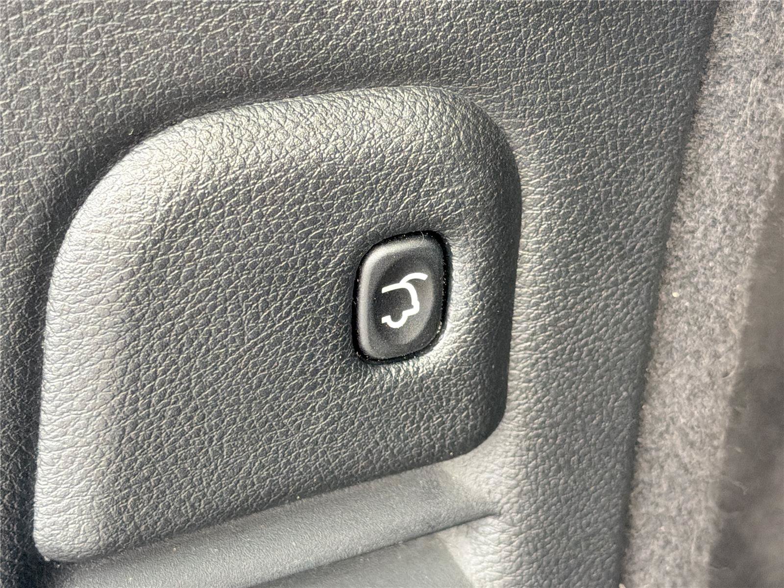 Used 2020 Dodge Durango SRT w/ Technology Group AWD/4WD image 18