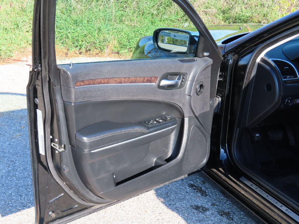 Used 2015 Chrysler 300 C RWD image 20