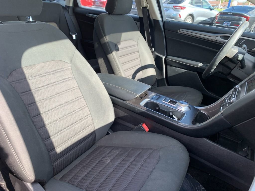Used 2018 Ford Fusion SE w/ Fusion SE Technology Package image 12