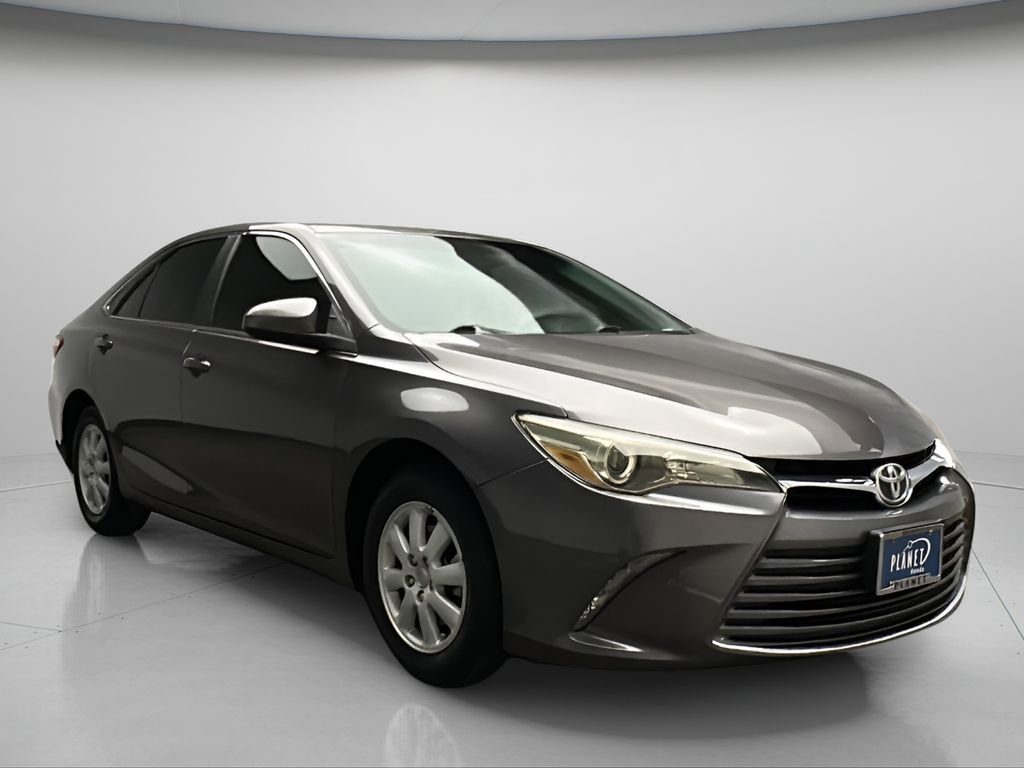 Used 2016 Toyota Camry LE image 1
