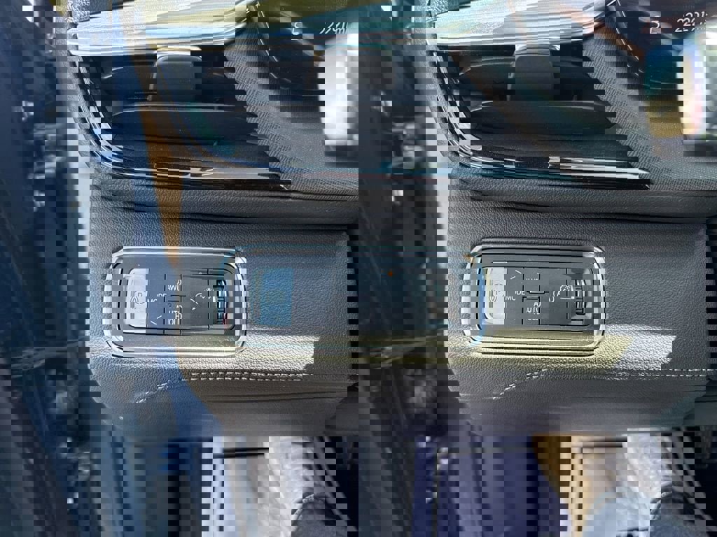 Used 2025 Buick Enclave Preferred AWD/4WD image 24