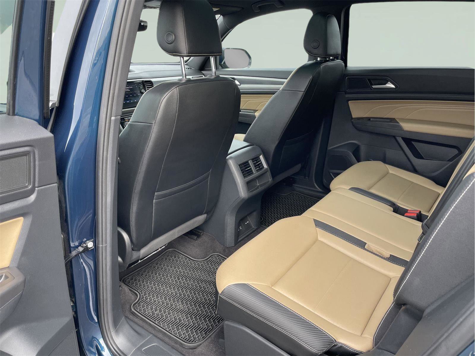 Used 2022 Volkswagen Atlas Cross Sport SE w/ Panoramic Sunroof Package image 15