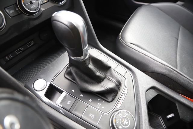 Used 2018 Volkswagen Tiguan SE w/ Panoramic Sunroof Package image 30