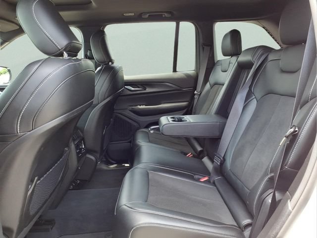Used 2023 Jeep Grand Cherokee Altitude AWD/4WD image 9