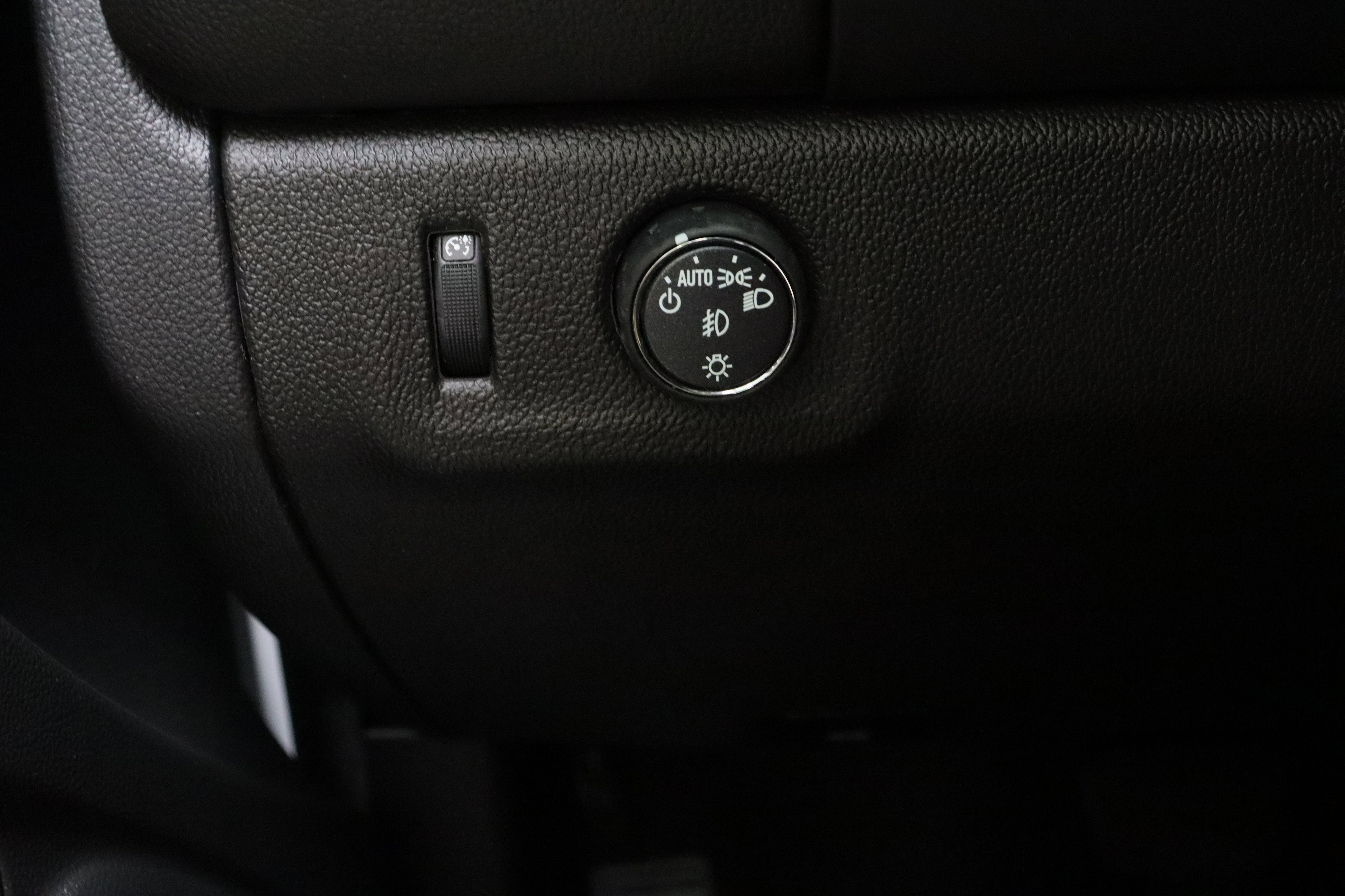 Used 2022 GMC Canyon Denali RWD image 25