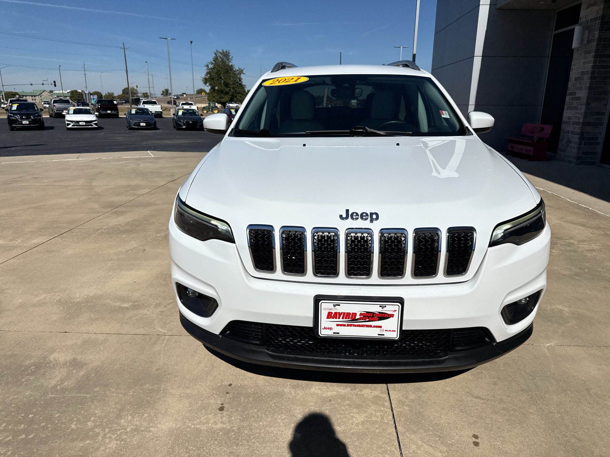 Used 2021 Jeep Cherokee Latitude Lux w/ Comfort/Convenience Group FWD image 2