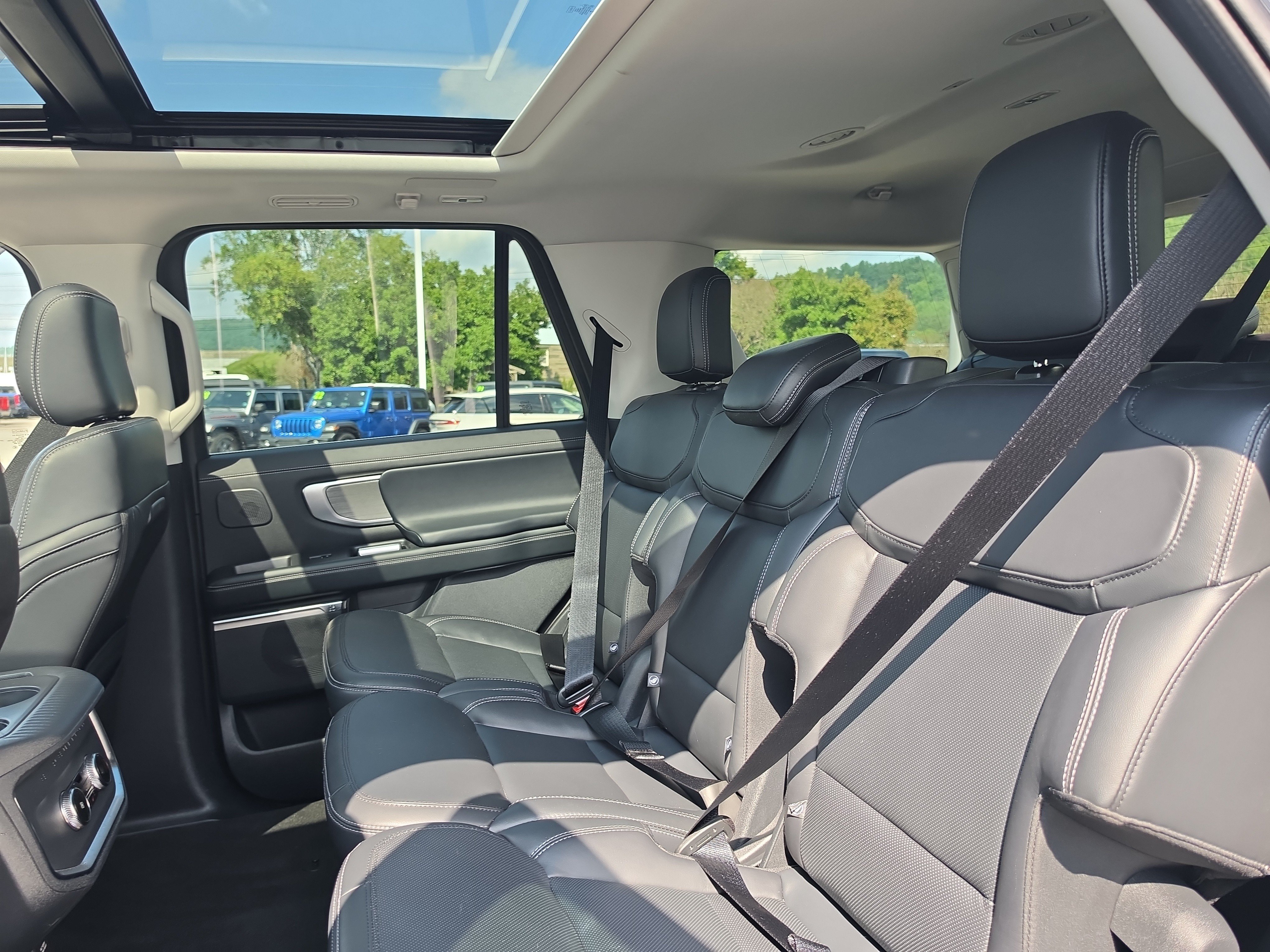 Used 2025 Ford Expedition Platinum w/ Driver's Package AWD/4WD image 10