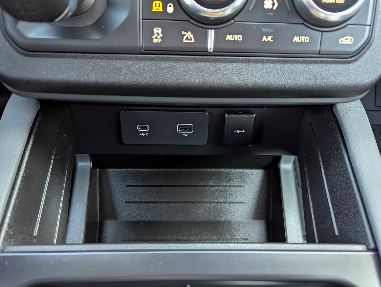 Used 2023 Land Rover Defender 110 X-Dynamic SE image 28