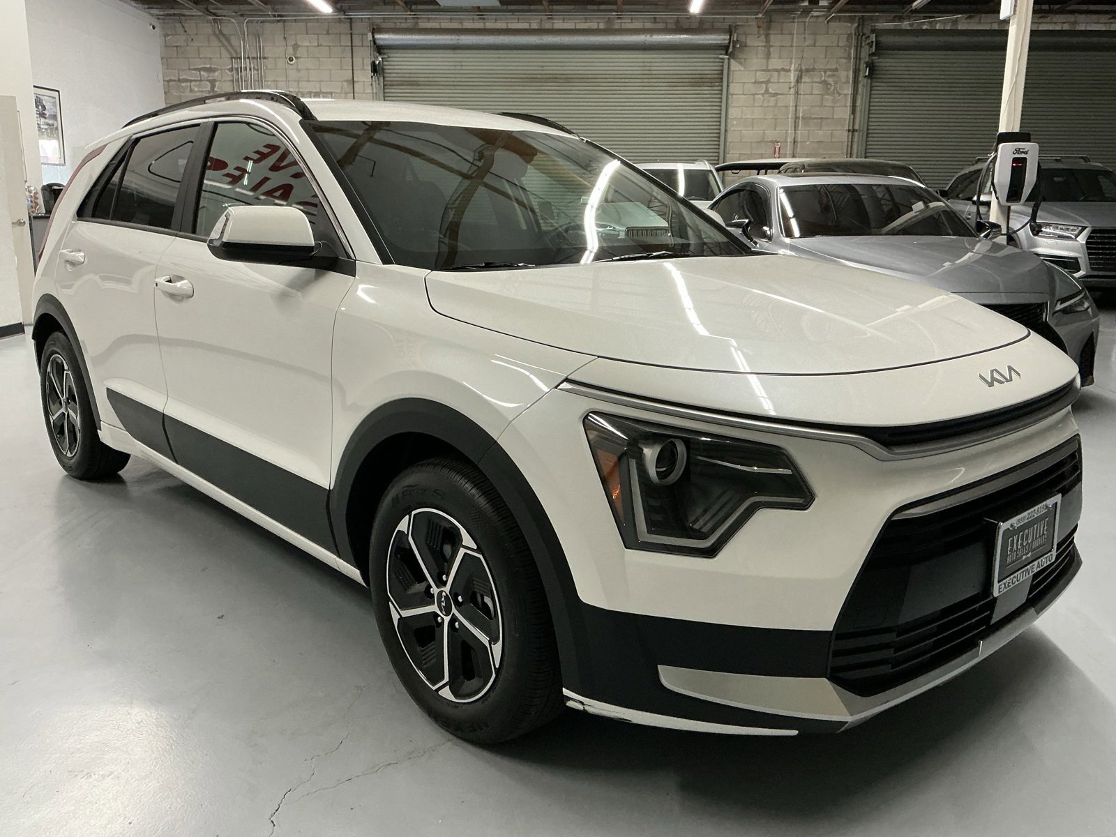 Used 2024 Kia Niro EX image 3