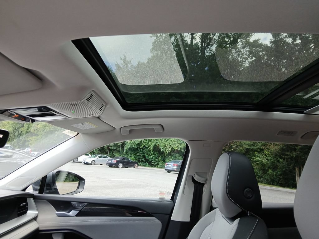 Used 2026 Volkswagen Tiguan SE w/ Panoramic Sunroof Package AWD/4WD image 22