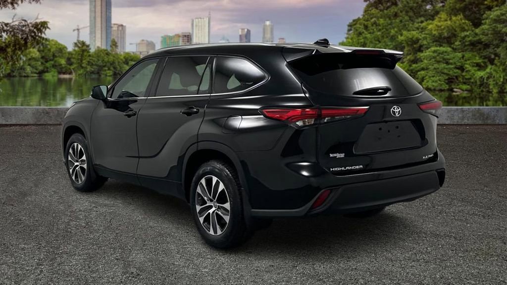 Used 2020 Toyota Highlander XLE AWD/4WD image 7