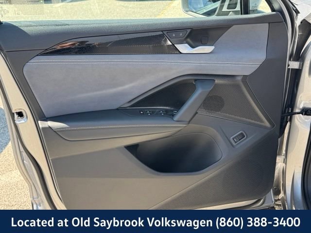 Used 2025 Volkswagen Tiguan SE AWD/4WD image 32