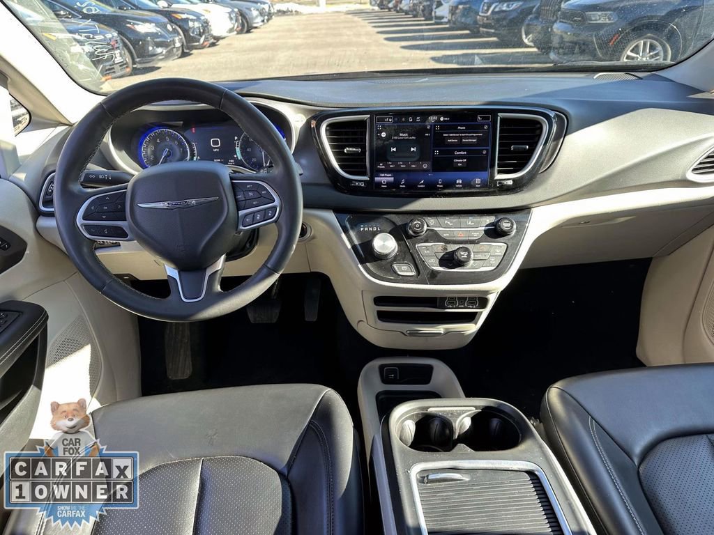 Used 2023 Chrysler Pacifica Touring-L image 15