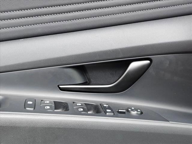 Certified 2025 Hyundai Elantra SEL image 28