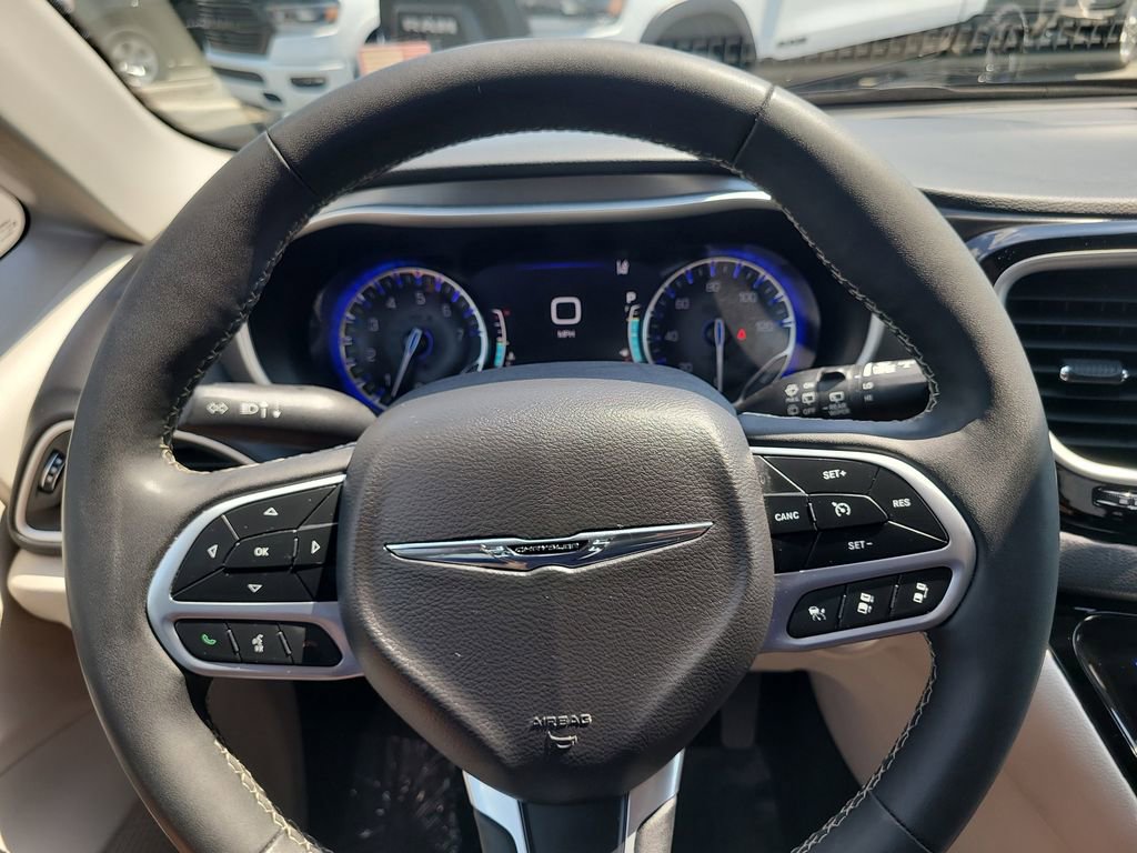 Used 2024 Chrysler Pacifica Touring-L image 27