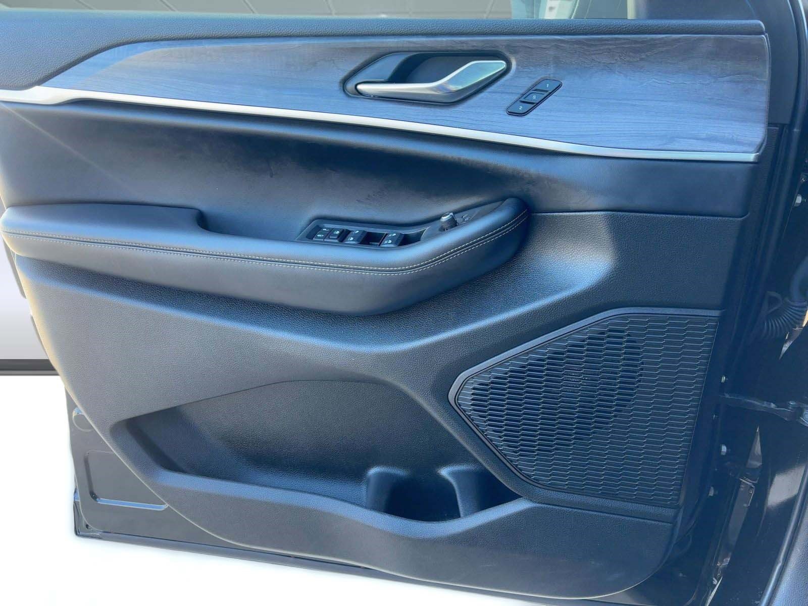 Used 2025 Jeep Grand Cherokee Limited w/ Black Appearance Package image 21