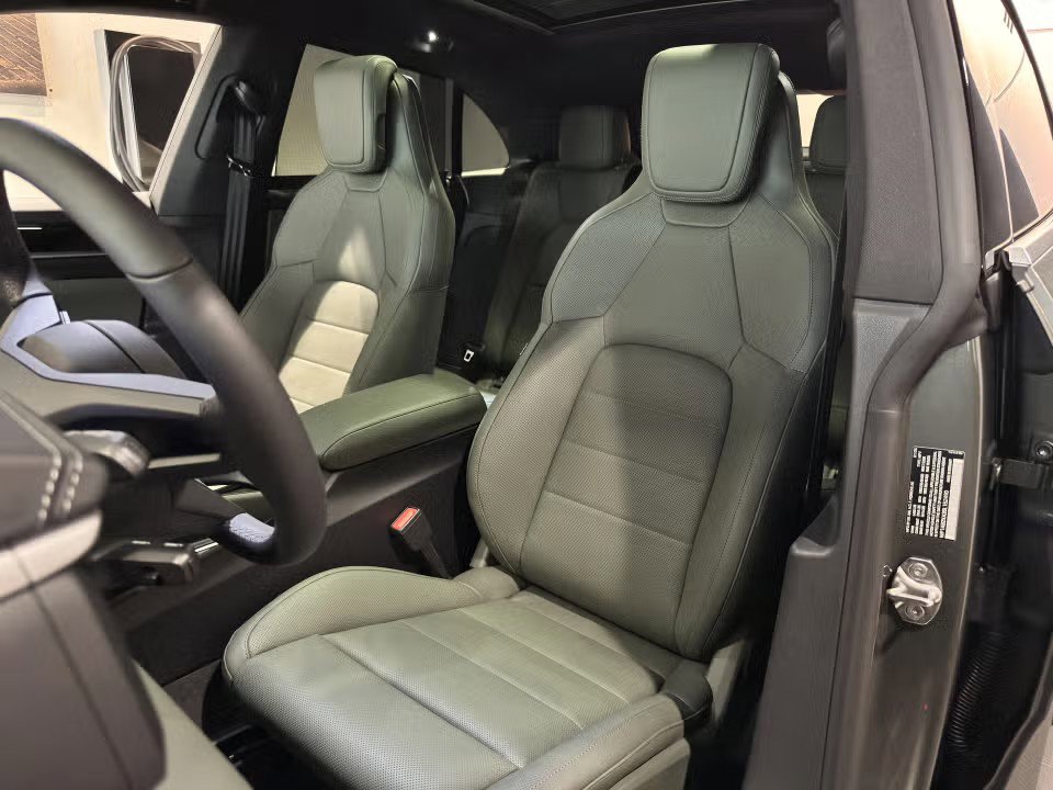 Certified 2025 Porsche Macan 4S Electric image 5