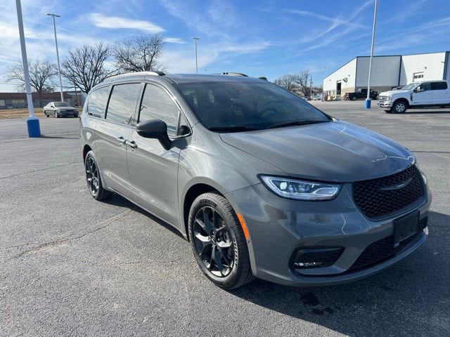 Used 2023 Chrysler Pacifica Touring-L w/ S Appearance Package image 2