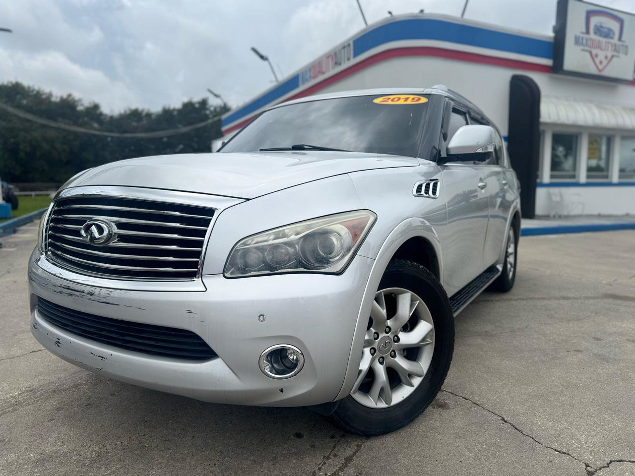 Used 2013 INFINITI QX56 4WD w/ Theater Pkg image 2