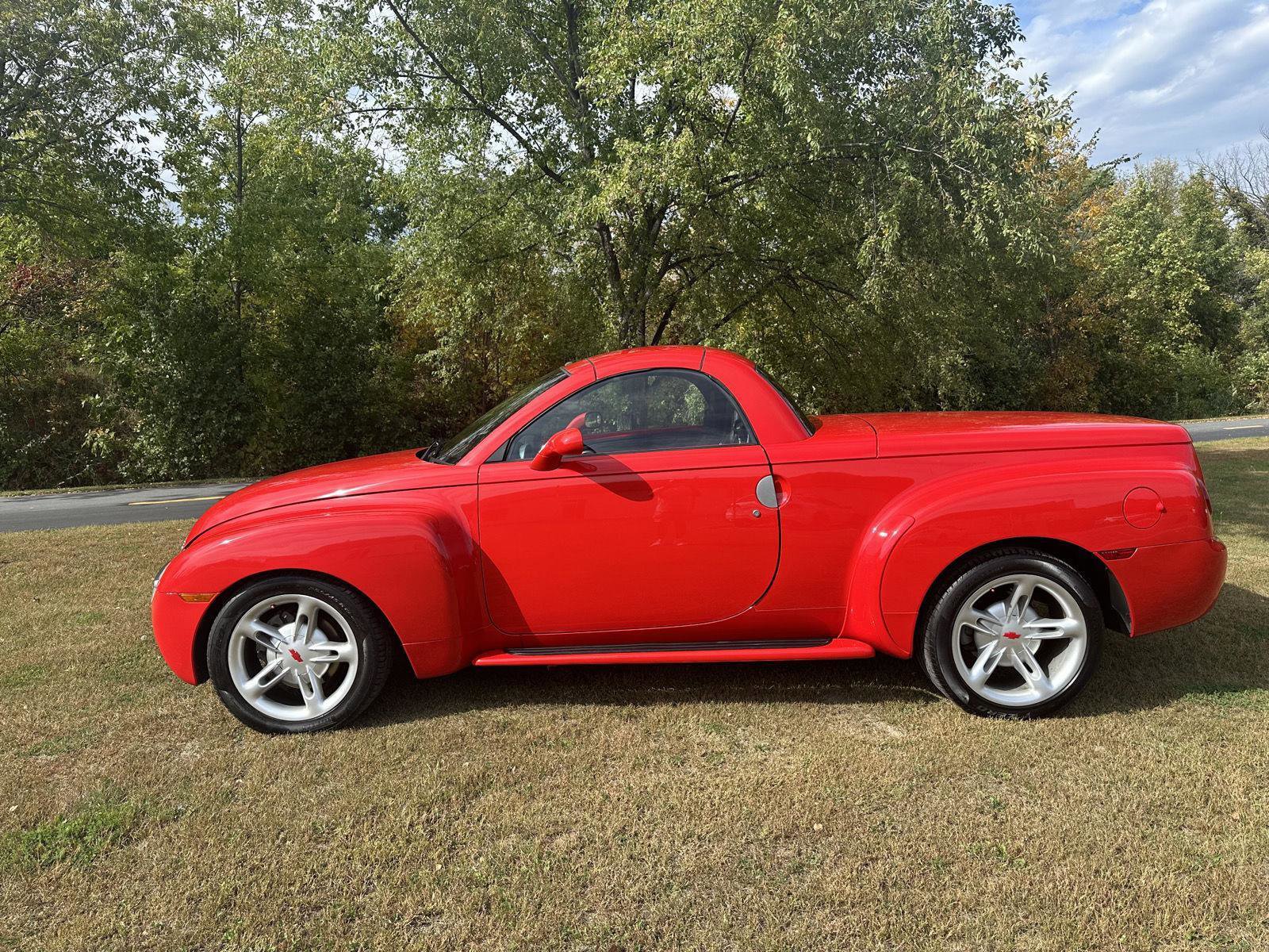 Used 2004 Chevrolet SSR w/ Preferred Equipment Group RWD image 2