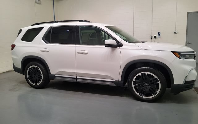 Certified 2025 Honda Pilot Touring image 9