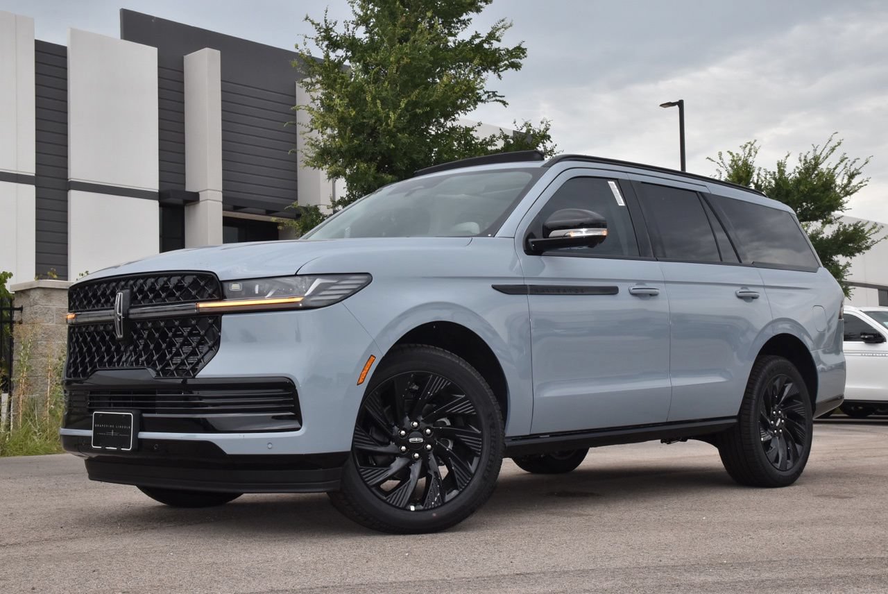 New 2026 Lincoln Navigator Reserve w/ Jet Appearance Package AWD/4WD image 1