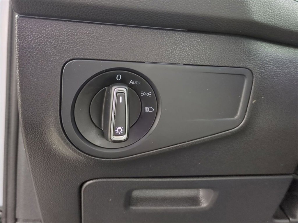 Used 2019 Volkswagen Tiguan SE w/ Panoramic Sunroof Package image 17